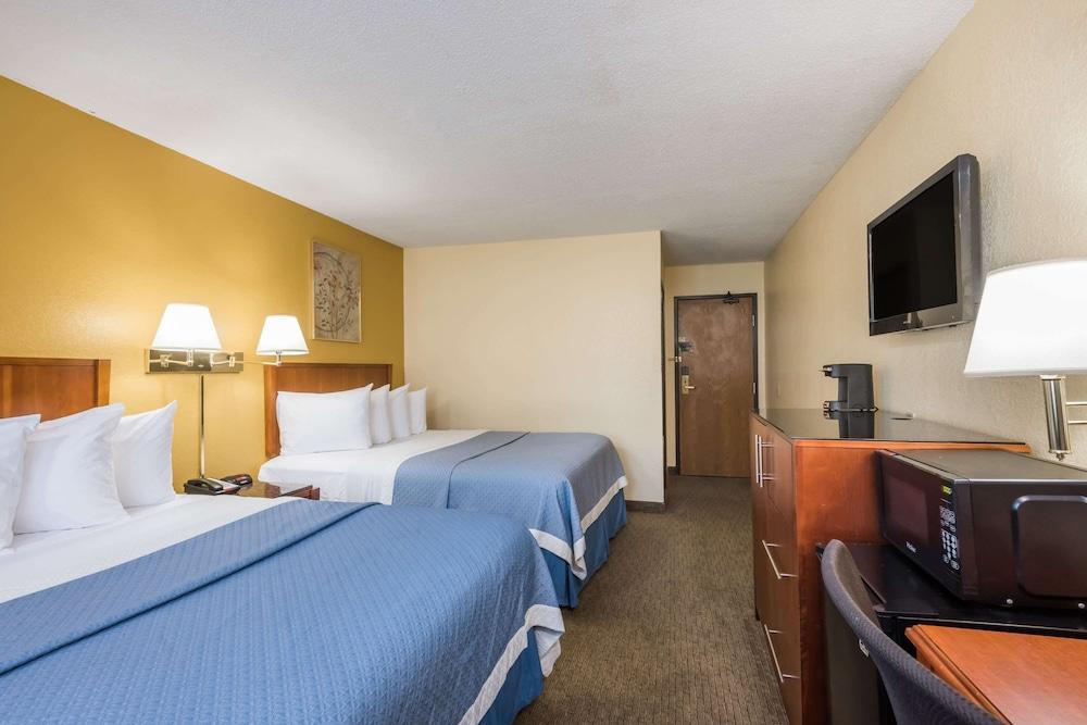 DAYS INN BY WYNDHAM GREENFIELD 1