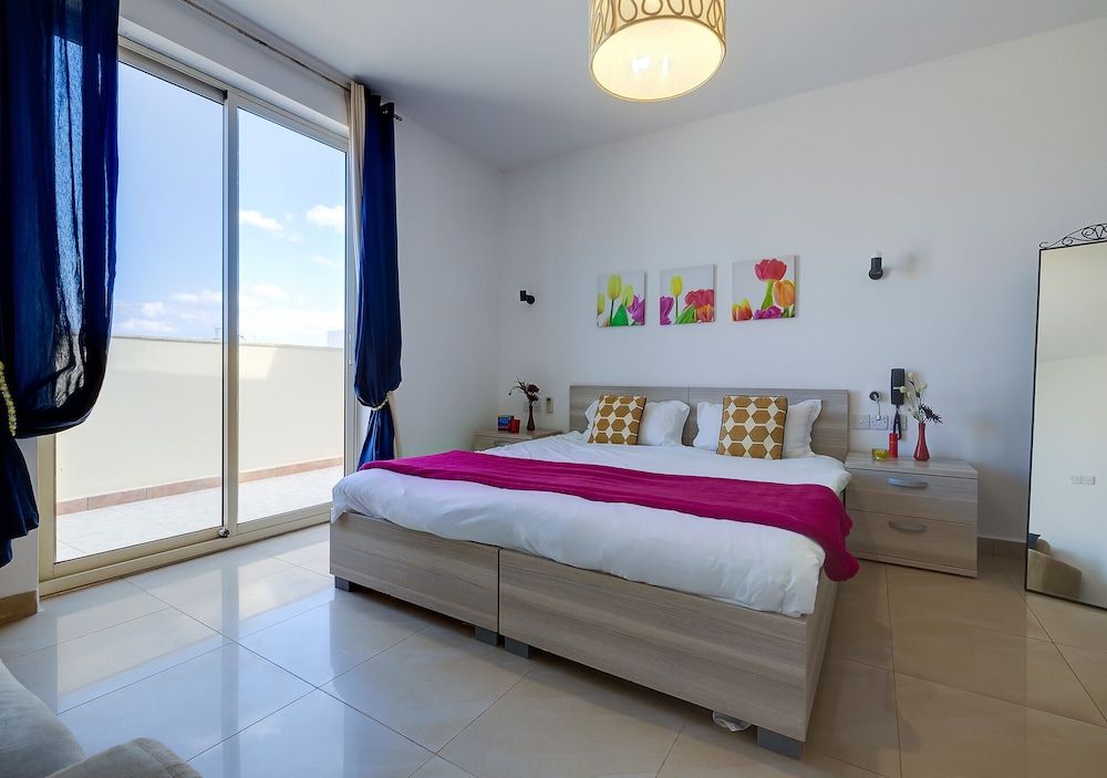 Cosy 1BR Penthouse close to the Promenade 2