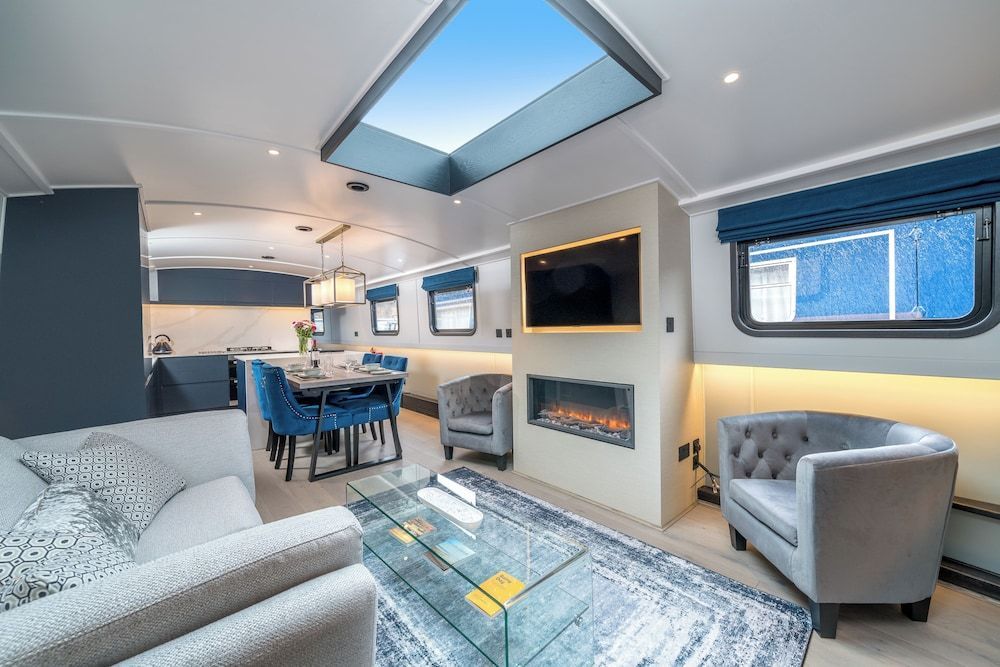 Elegant houseboat near Canary Wharf 1