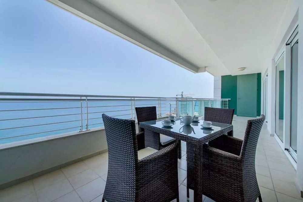 Seafront Luxury Apartment, Pool and Great Location 1