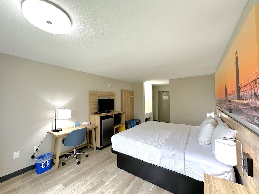 Days Inn by Wyndham Holland 2