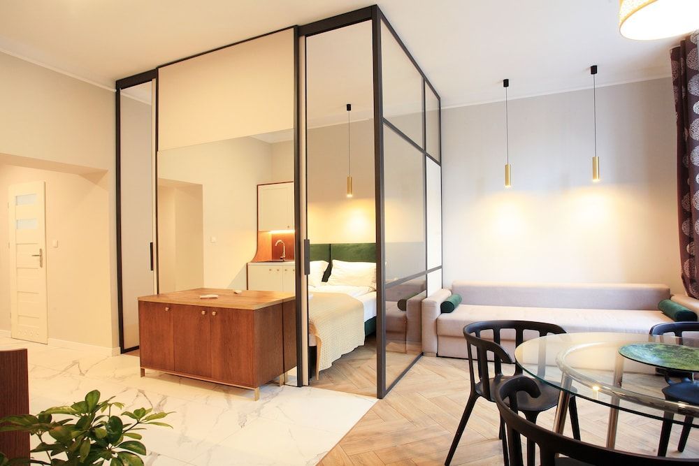 Faust and Mona Lisa Apartments 1