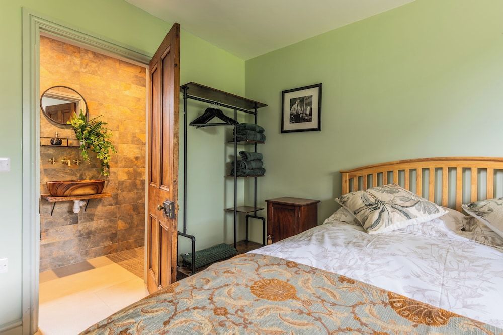 Paddock View Barn 1-Bed Sleeps 4 with Parking 2