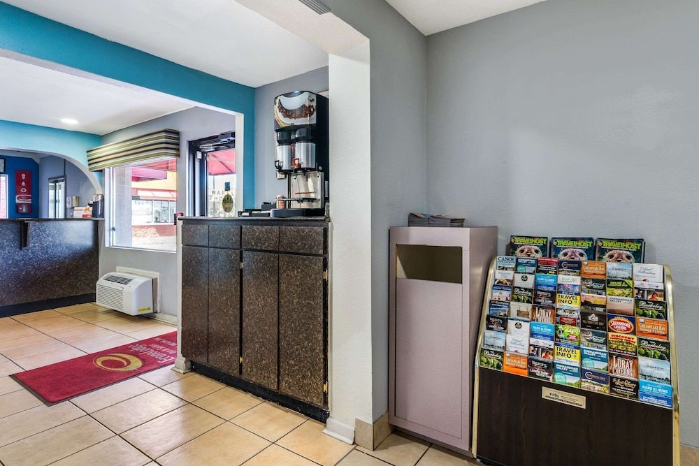 Econo Lodge Inn & Suites Virginia Beach - Norfolk 2
