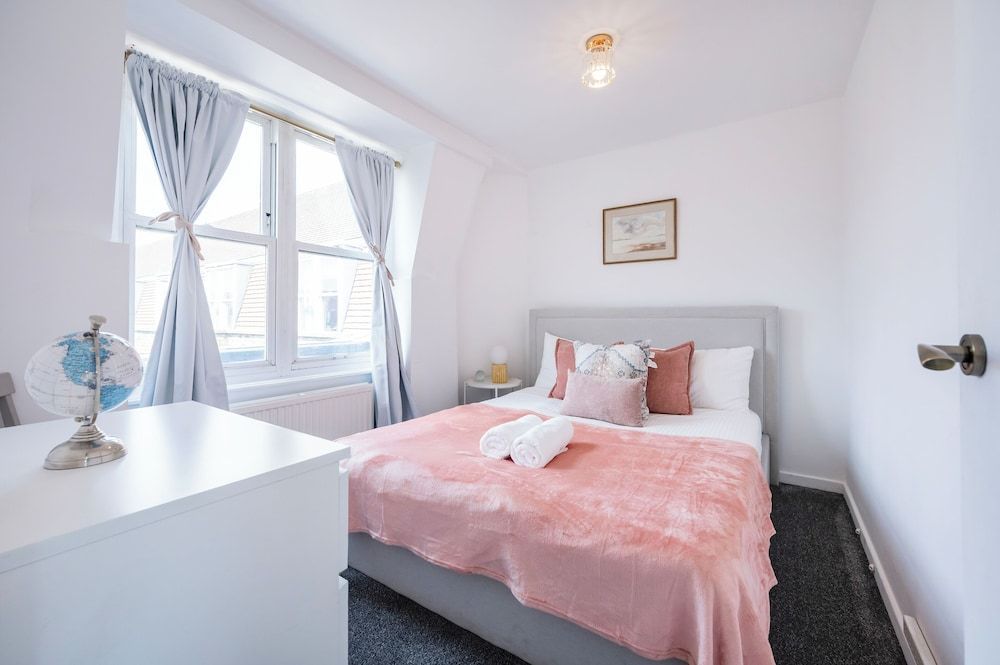 Spacious London stay - 3 Bedroom property 1