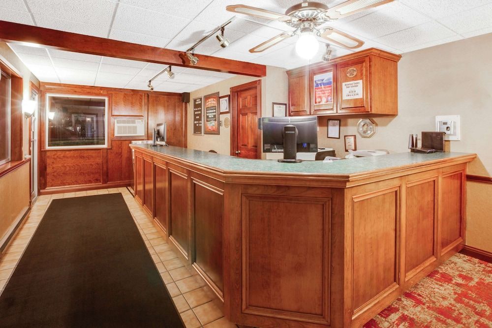 Super 8 Beachfront by Wyndham Mackinaw City, MI 2