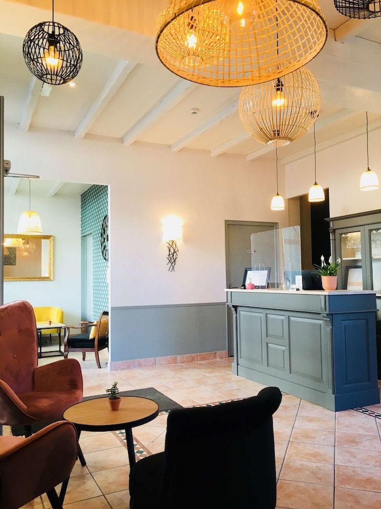 Brit Hotel Acacias 2