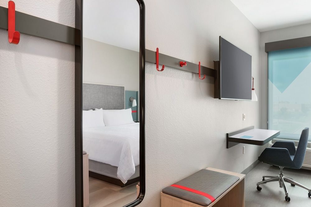 avid hotels - Orlando International Airport by IHG 2