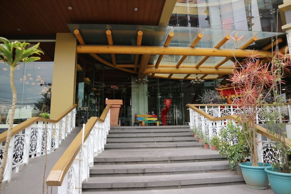 Paragon Hotel and Suites 1