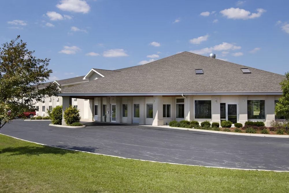 LakeWood Inn & Suites 1