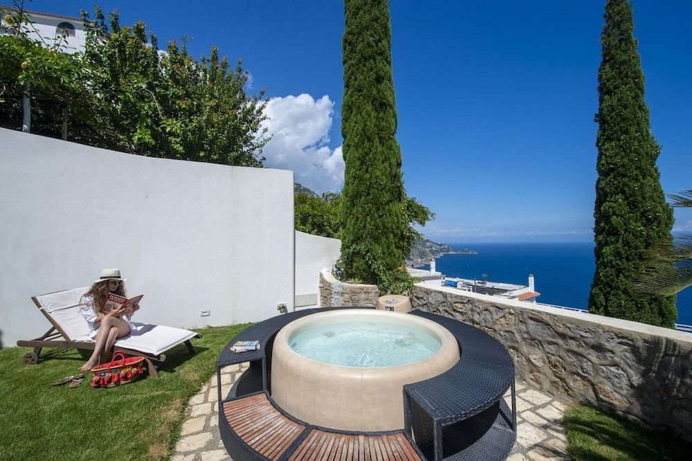 Casa Elena - In the Center of Praiano Parking Panoramic Hot tub 1