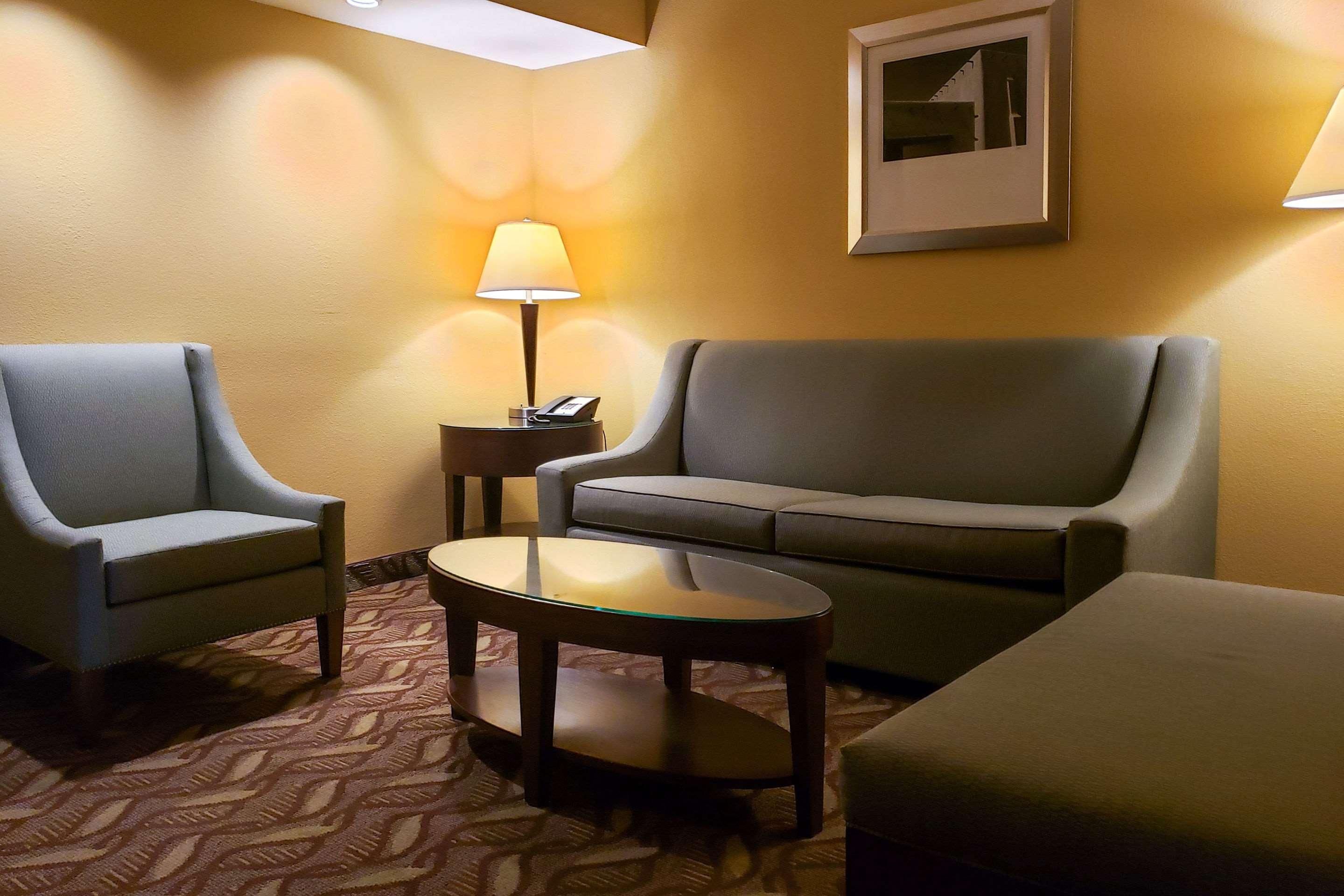 Clarion Inn and Suites Roswell, NM 1