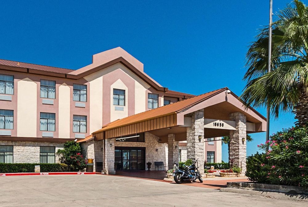 Quality Inn & Suites Buda 1