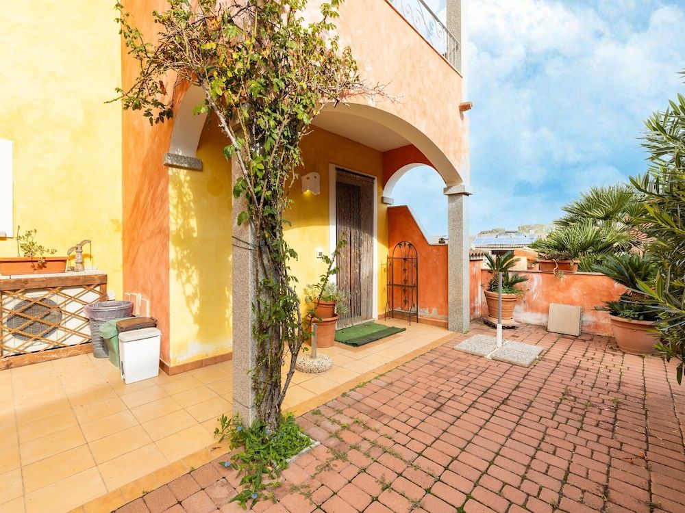 Apt con giardino, a 300-metre-tall mare 1
