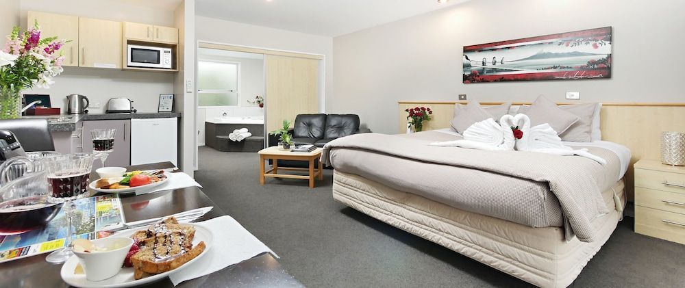 Arthur's Court Motor Lodge 1