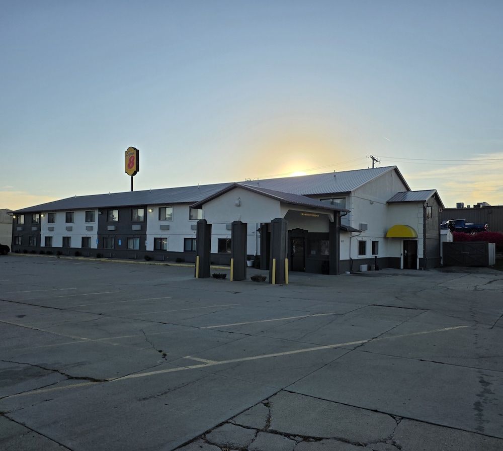 Super 8 by Wyndham Newton 1