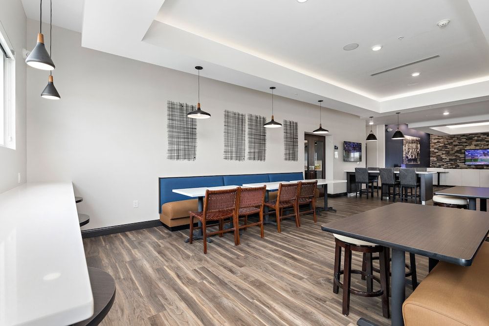 Holiday Inn Express Kansas City North - Parkville by IHG 2