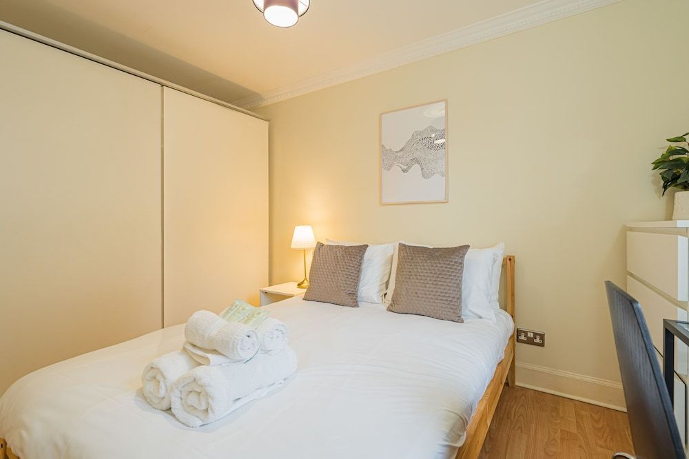 2 Bed Grassmarket Apartment 2
