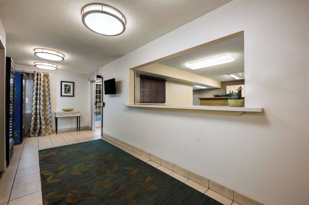 Sonesta Simply Suites Chicago Waukegan 2