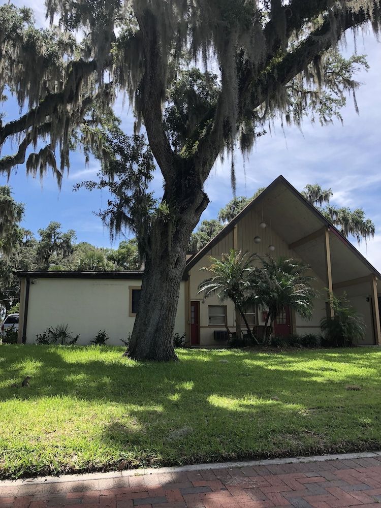 Retreat at Crystal Manatee 1