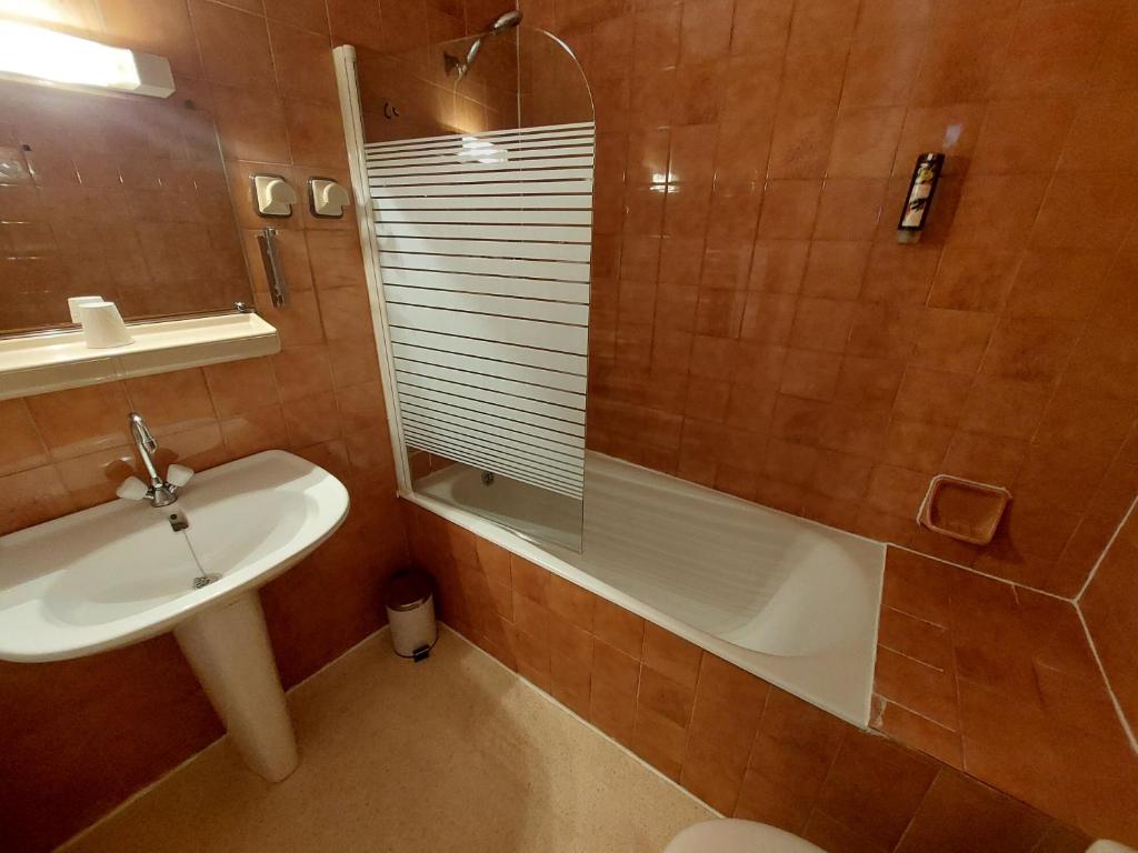 Logis Hotels - La Table d'Antan - Hôtel 2 étoiles et Restaurant 1