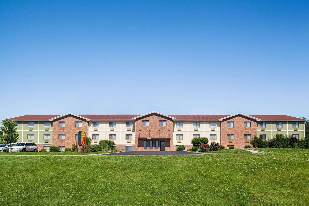 Super 8 by Wyndham Lenexa Overland Park Area/Mall Area 1