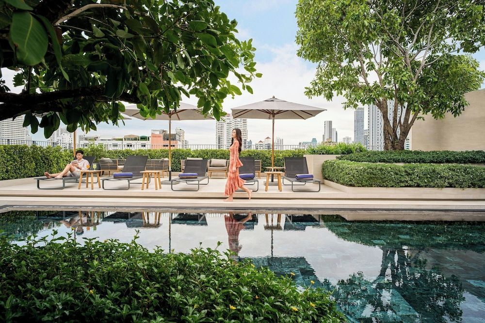 Madi Paidi Bangkok, Autograph Collection 1