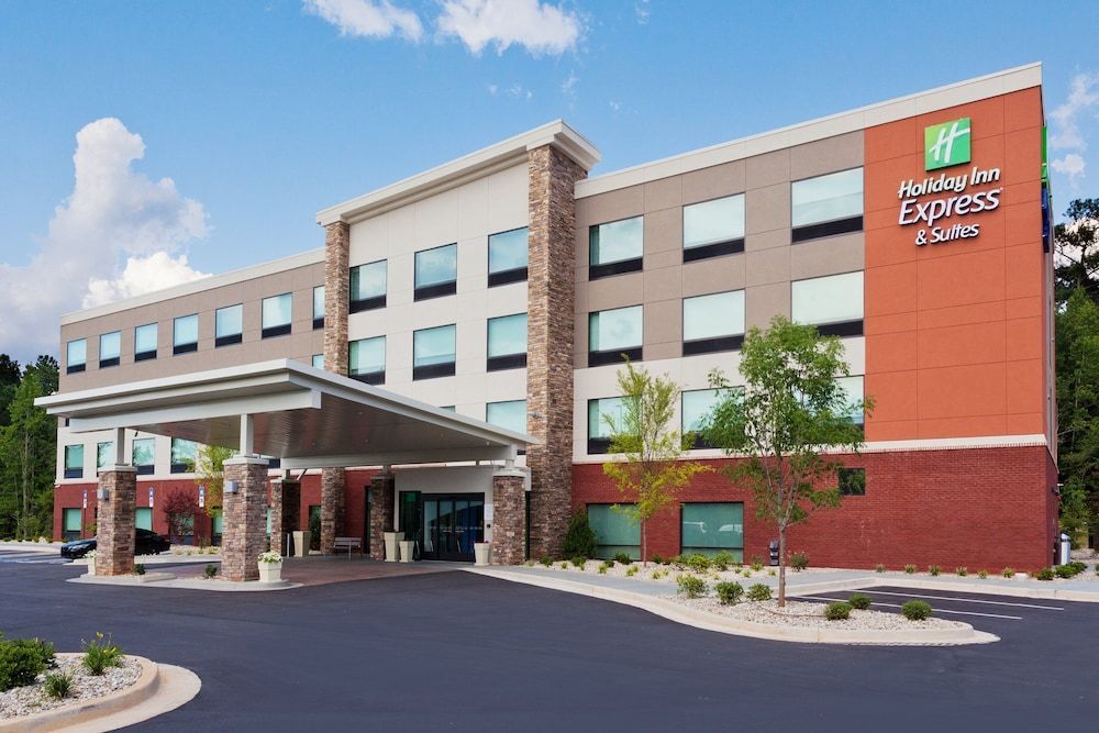 Holiday Inn Express & Suites FAYETTEVILLE by IHG 1