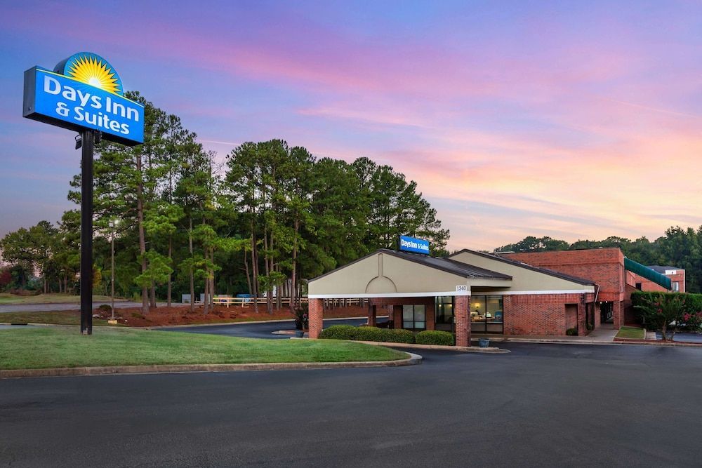 Days Inn & Suites by Wyndham Rocky Mount Golden East 1