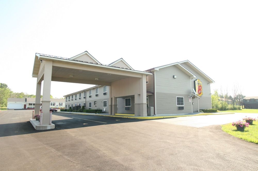 Super 8 by Wyndham Pulaski 1