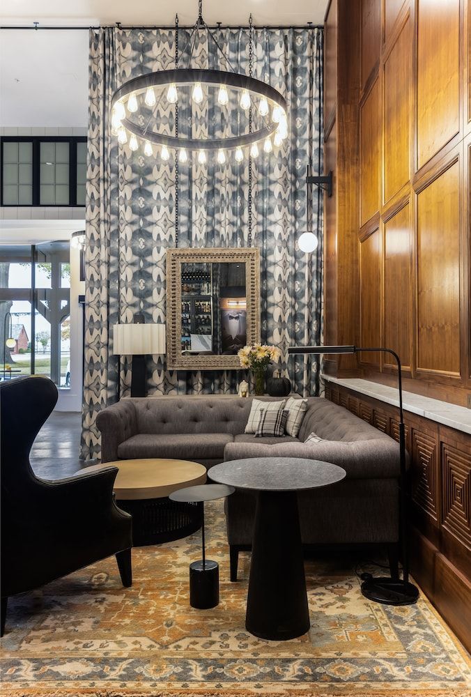 The Louis Hotel 2
