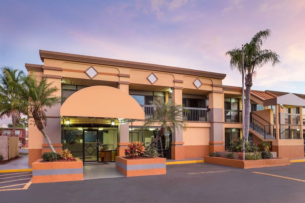 Travelodge by Wyndham Fort Myers Cape Coral 1
