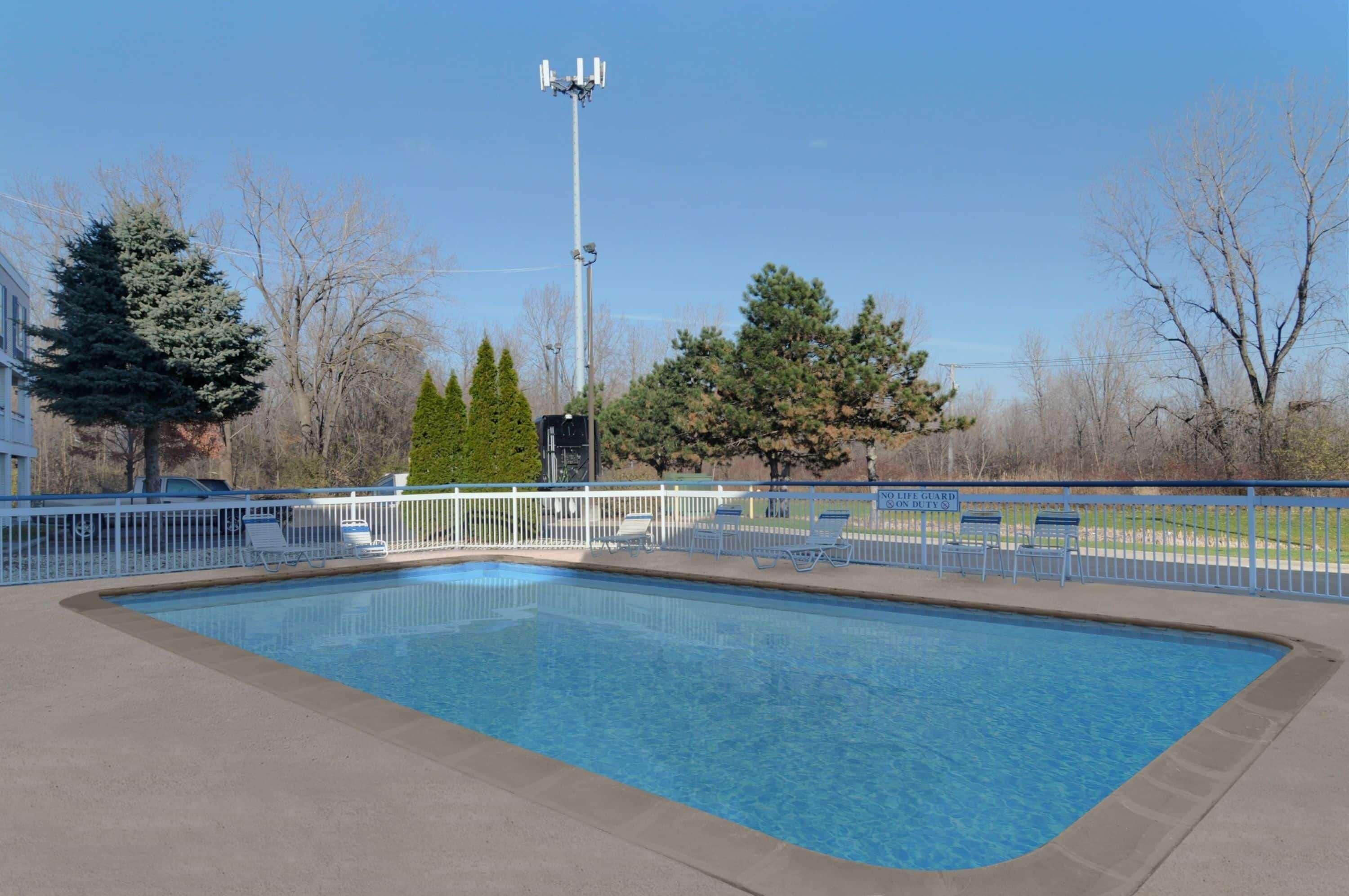 Travelodge by Wyndham Lansing IL 2