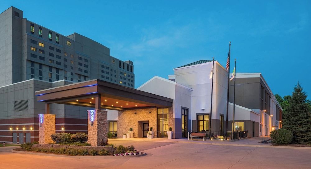Holiday Inn Express & Suites SPRINGFIELD by IHG 1