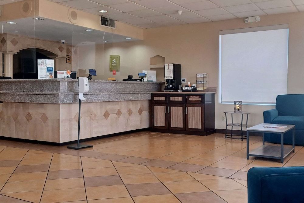 Quality Inn & Suites Airport 2