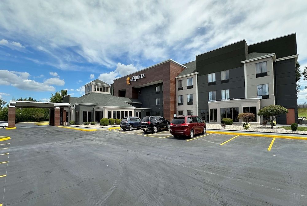 La Quinta Inn & Suites by Wyndham South Holland 1