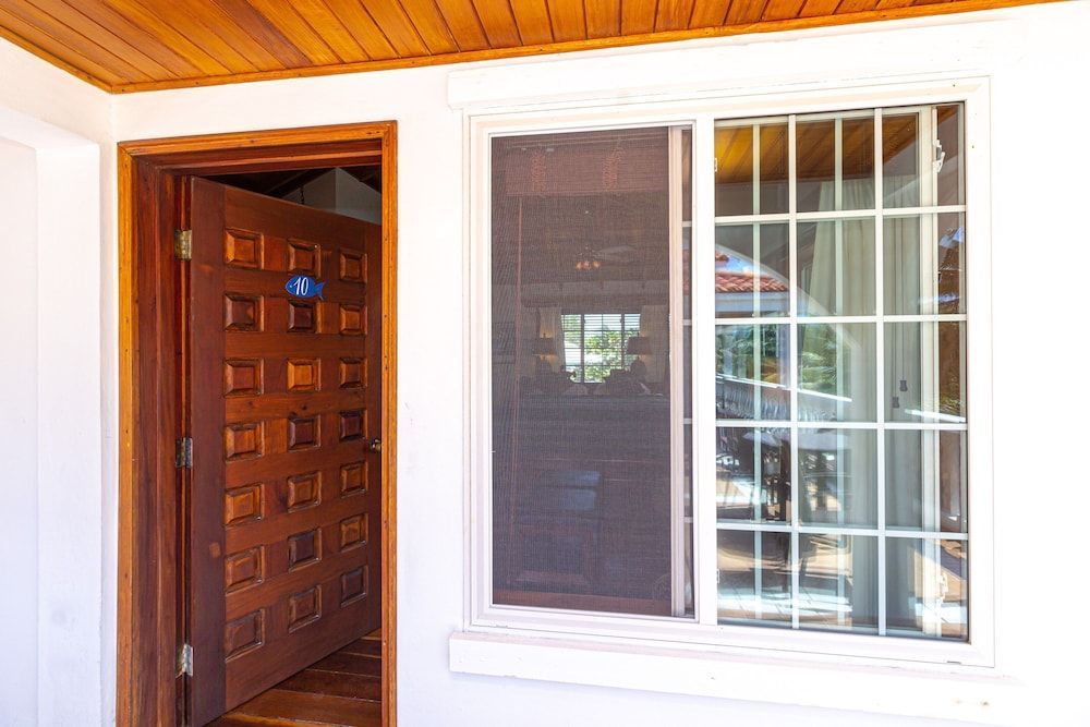 Blue Tang Inn - Beachfront Suites and Pool 1