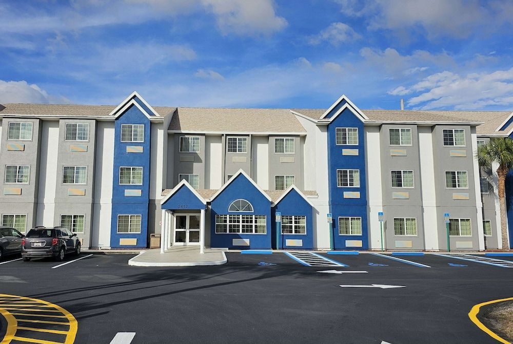 Microtel Inn & Suites by Wyndham Bushnell 1