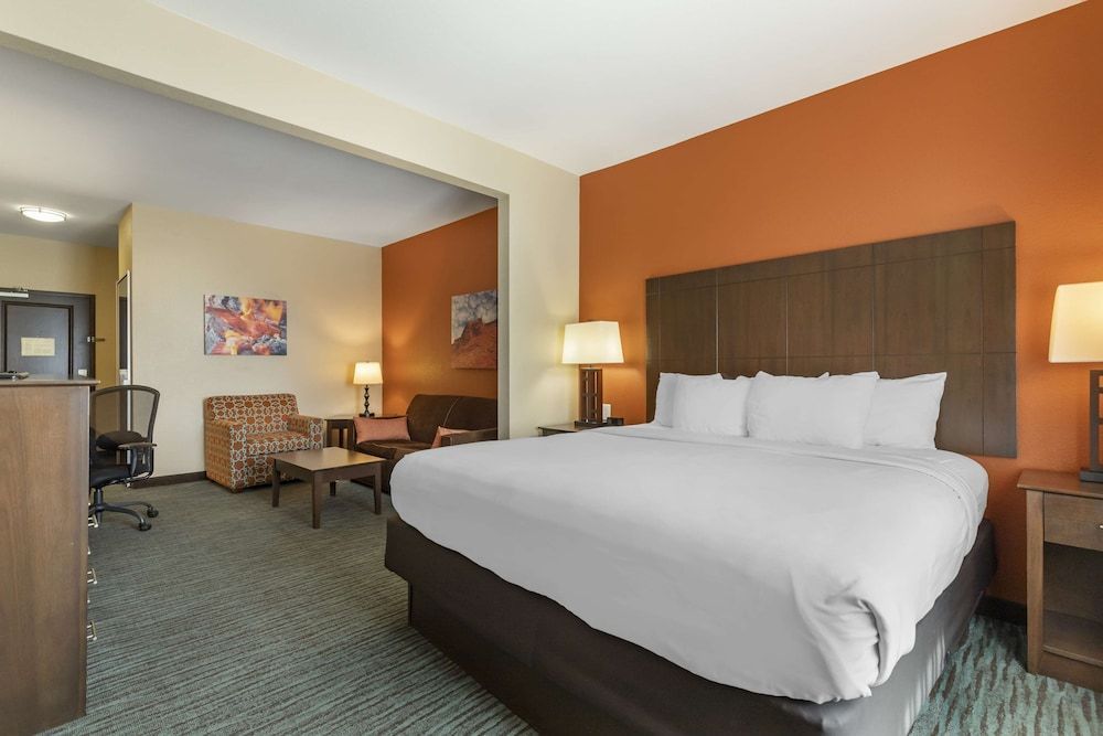 Best Western Plus Longhorn Inn & Suites 1