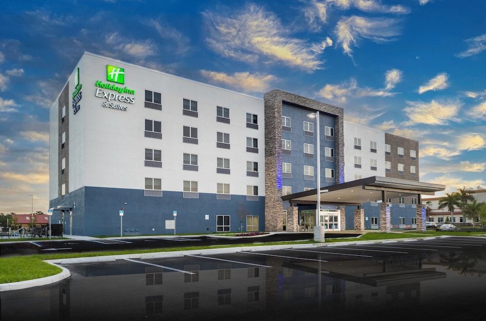 Holiday Inn Express & Suites FORT MYERS AIRPORT by IHG 1