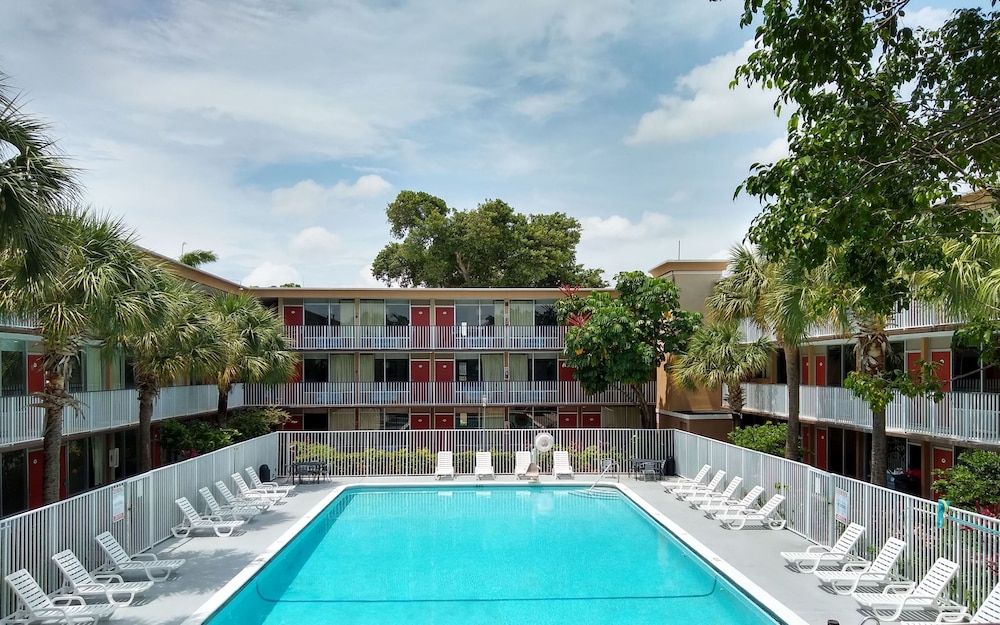 Red Carpet Inn Airport and Cruise Port Hotel Fort Lauderdale 1