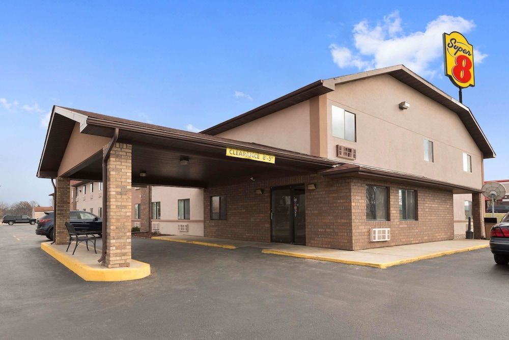 Super 8 by Wyndham Rantoul 1