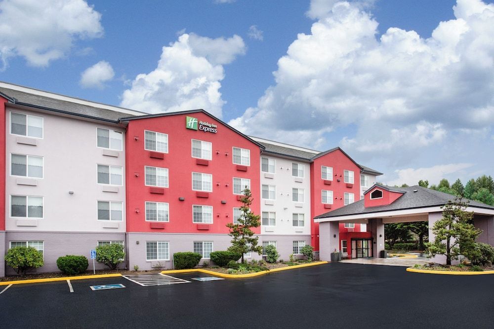 Holiday Inn Express & Suites LINCOLN CITY by IHG 1