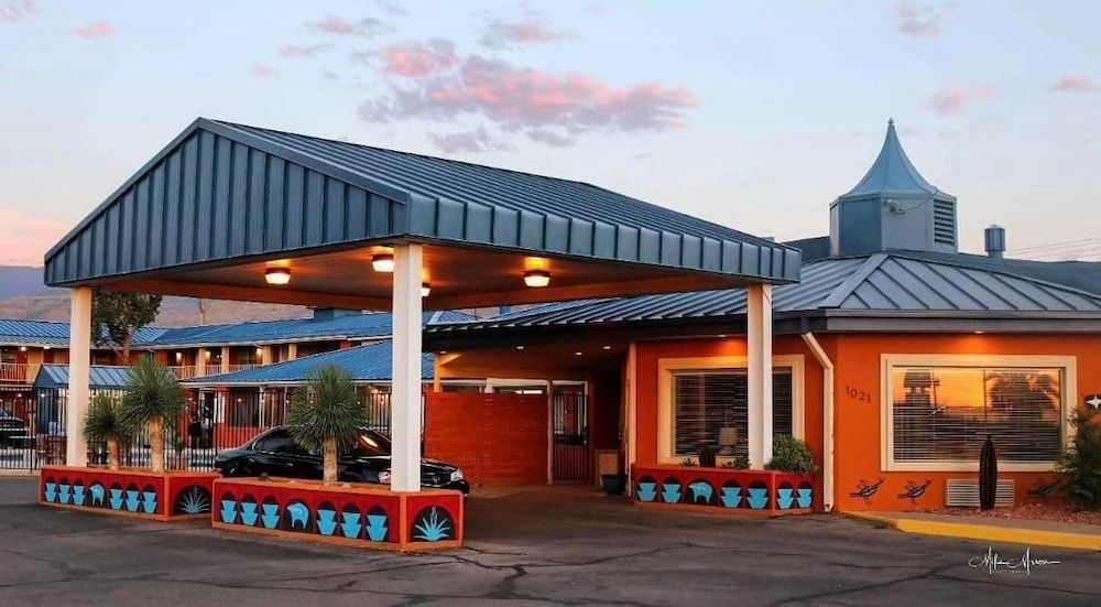 The Classic Desert Aire Hotel 1