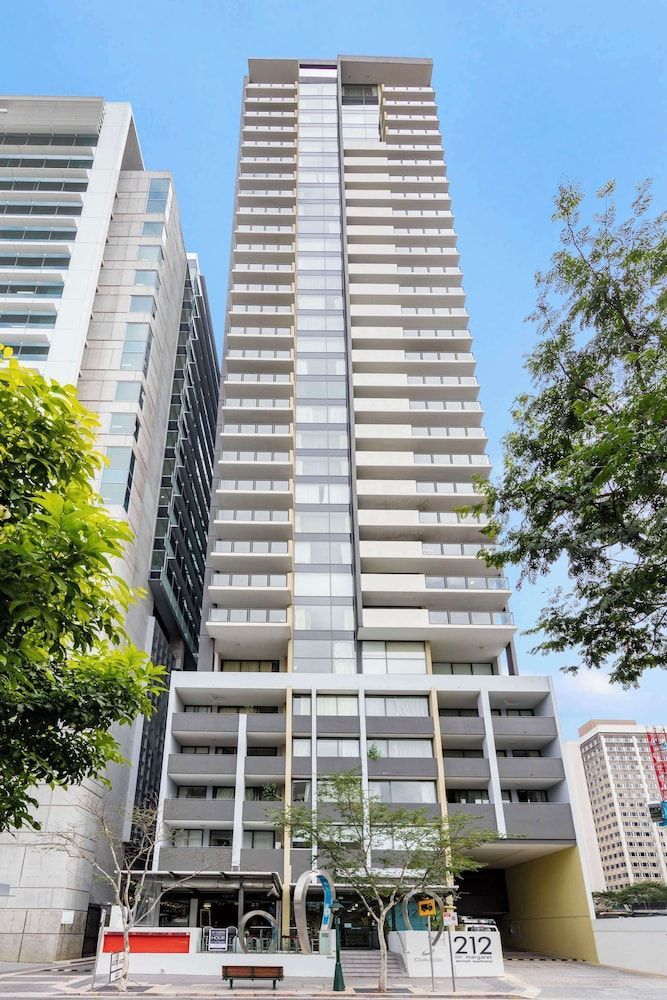 Oaks Brisbane on Margaret Suites 1