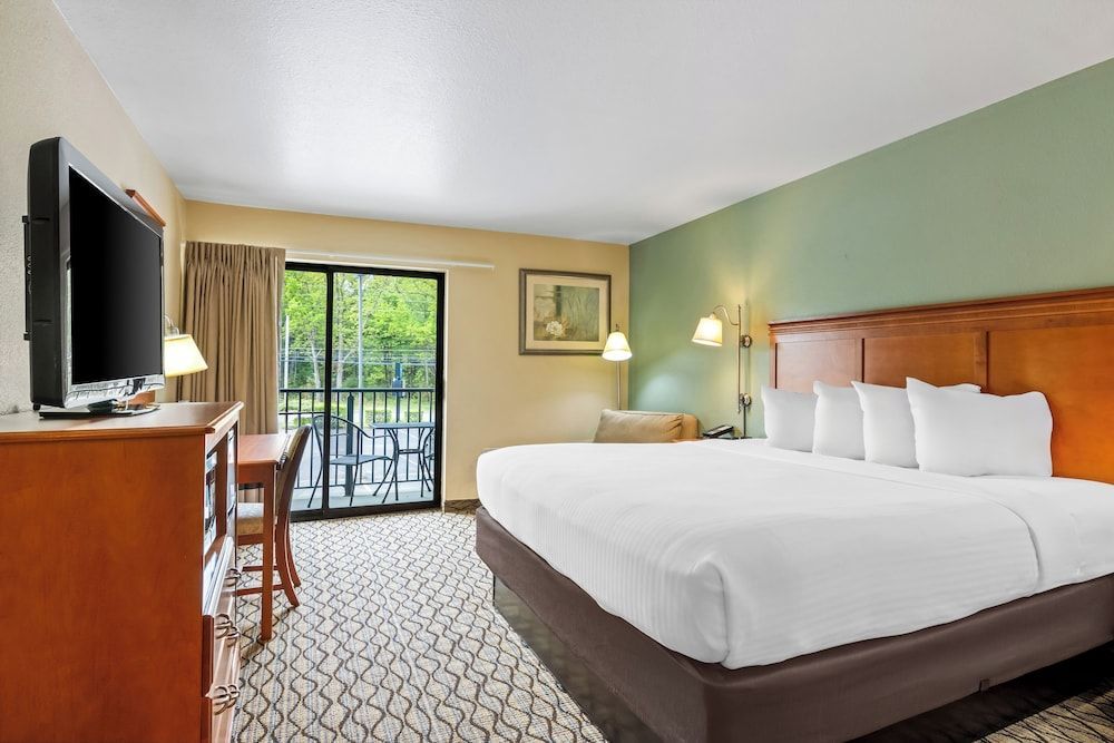 Beachfront Hotel Houghton Lake 1