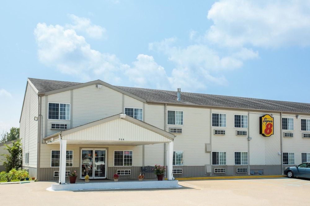 Super 8 by Wyndham Sweet Springs 1