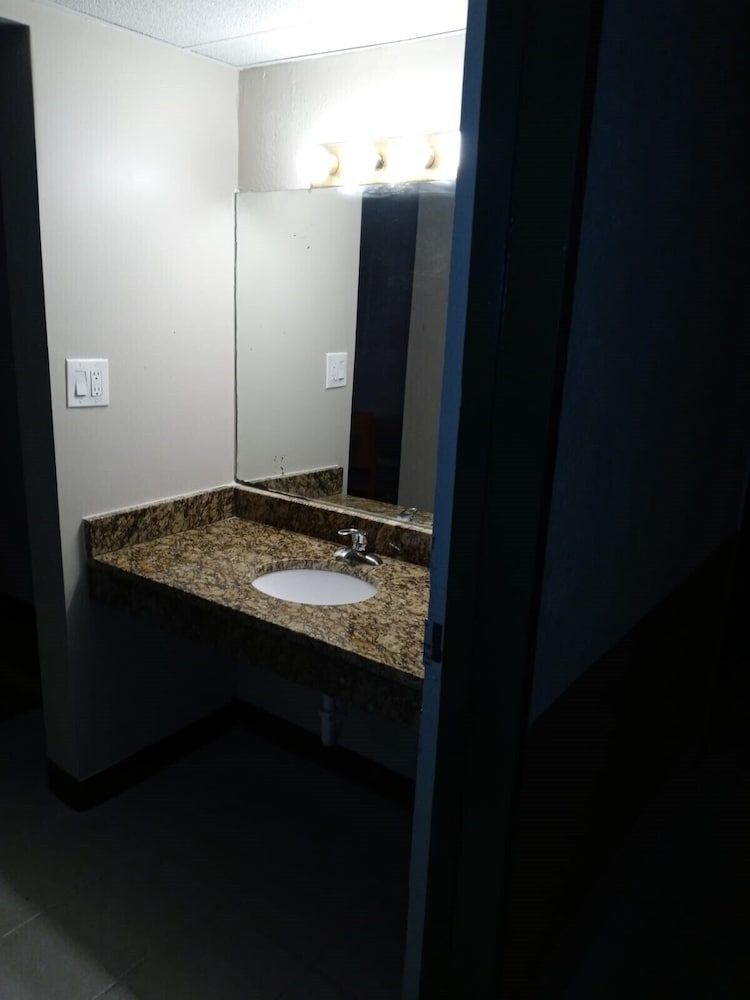Peachtree Inn & suites 1