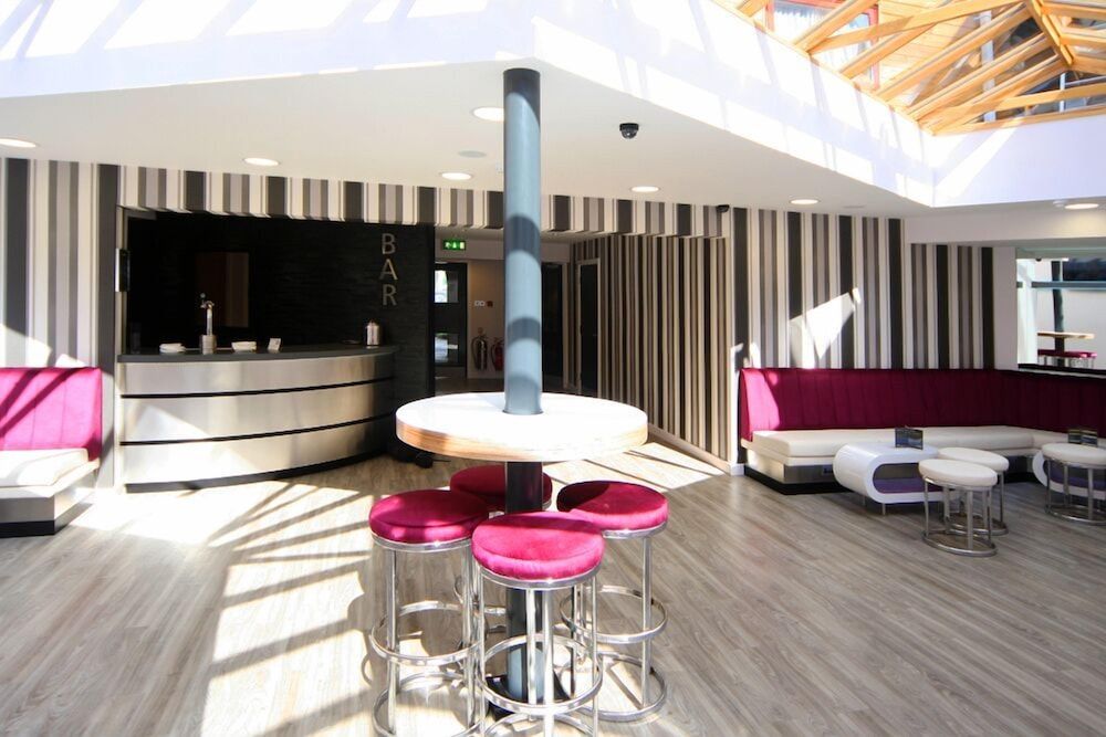 Damon’s Hotel 1
