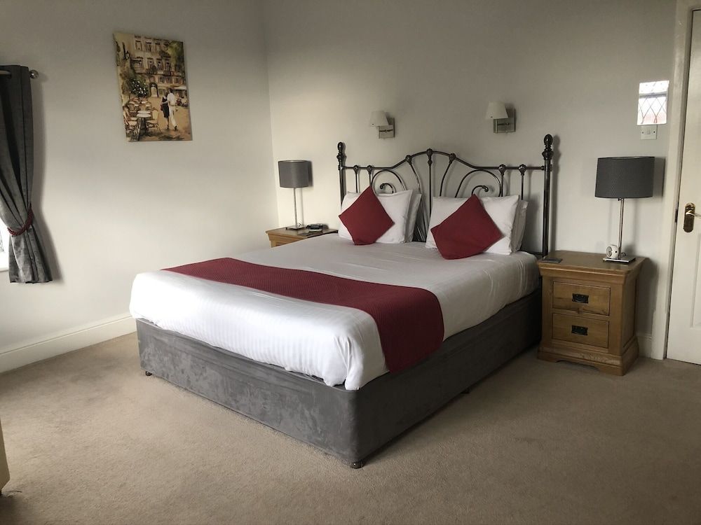 Trumbles Gatwick B&B, Peaceful Stay with Parking & Easy Airport Access 1